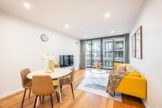 Prime 2BR Apt w Parking n Rooftop BBQ Near ANU