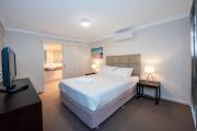 Coastal Elegance Relaxed Stay in Broadwater