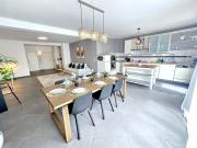 Well-Appointed 2BR flat with terrace&parking-HOL127