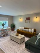 Newly Renovated Spacious 2 Bedroom Flat with Courtyard Garden - Sleeps up to 6!