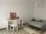 Habitación grande con balcón y mucha luz