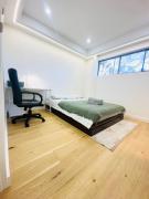 Cozy Bedroom with Private Bathroom and Toilet Close to Train Station Airport