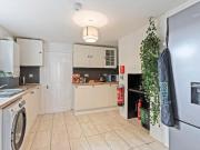 Modern 5-Bed Family House, Guests 10, High-Speed Wi-Fi, Parking