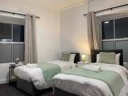 10 Bed Flat - Sleeps 20 - Pets - Parking - Wifi