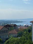 bahçeli ve göl manzaralı ev