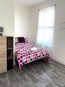 1-Bedroom Studio with Parking, Steps from the Promenade