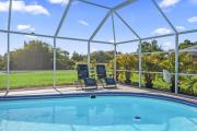 Lakeside Getaway - Escape to this charming 3-bedroom house in Cape Coral