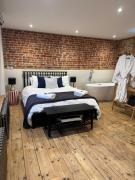 Holt GRDN House A beautiful 1 bedroom house with freestanding bathtub and log burners