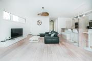 Modern 2 Bed with Garden - Bridel