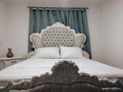 Habitación con cama queen y baño privado cerca del parque