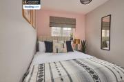 Modern 2BDR House By Homebird Property Management Short Lets & Serviced Accommodation Leeds With Private Parking & Free WiFi