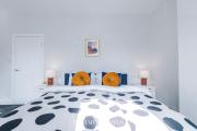 Stylish 4-Bedroom Salford Home - Sleeps 9 - Parking - Long Term Stays