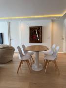 Modern 2-Bed, Spacious Top Floor with Mountain Views in the Iron Works