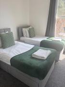 Spring Crescent Apartments - Spacious 1 Bed with Parking, Sleeps 4