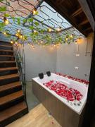 202 Romantic loft with jacuzzi