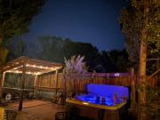 French Quarter Garden Cottage-Downtown, Hot Tub