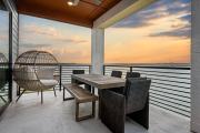 Balcony 3BR Retreat with Lake View