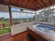 Luxurious country cabin, BBQ, Jacuzzi, TV, WiFi