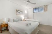 Beach Apt Heated Pool BBQ Free Parking Sleeps 3