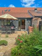Modern two bed barn in Happisburgh - dog friendly - close to beach