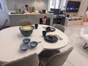 Bright, Central & Stylish 3 Min Walk to the Sea