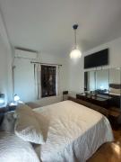 Casa Céntrica de 2 Habitaciones con Patio y Parrilla