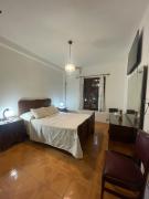 Casa Céntrica de 2 Habitaciones con Patio y Parrilla