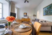 Domillion 2bdr Quiet & light City Hall apt D1117A