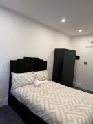 1 Bed Flat - Sleeps 2 - Parking - Wifi