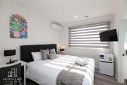 205 Modern King BR with Fast WiFi - Brunswick East