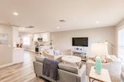 Naples Park, Beautifully Remodeled,1 mile to Beach