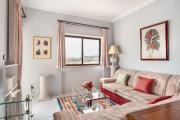 GuestReady - Vibrant flat w balcony