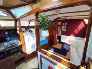 Voilier confortable en bois à cotés des plages et ferries