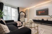 Luxury Liverpool City Centre Apartment with Balcony, Sleeps 8, Near Liverpool ONE and Royal Albert Docks