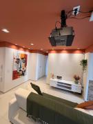 Home Cinema em Resort Top com Xbox e 2 Qts com AC