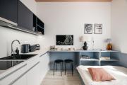 Cute designer little home near Castle! Backyard!