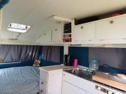 Kleurrijke retro contructam caravan vlakbij het Sneekermeer