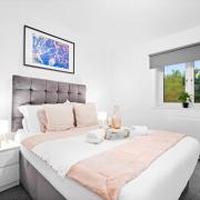 Stylish Two Bedroom Apartment - Secure Parking - Fast Wifi 53C