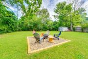 4 Mi to Dtwn: Dog-Friendly Fayetteville Home