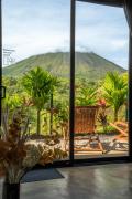 Cozy Volcano View Stay Brand New & Hot Tub