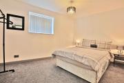 Freckleton House in Town Centre, near Blackpool, Sleeps 6, Free Parking - By NMB Property