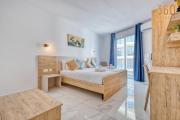 Beautiful seafront Suites with comfy beds, AC & WIFI by 360 Estates