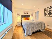 Charming Hyde Park Private Accommodation with Back Patio by Lancaster Gate and Paddington Station