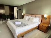 Villa moderna con piscina y espacios sociales