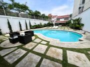 Villa moderna con piscina y espacios sociales