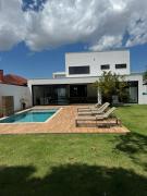 Casa incrível em condomínio com piscina