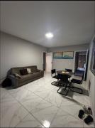 Apartamento amplo na Praia do Morro, com área gourmet, Wi-Fi e garagem, 250 metros da praia