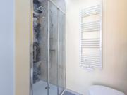 Chambre de luxe MADRID a LIEGE Sale de bain privée 1er étage check in autonome cuisine partagée