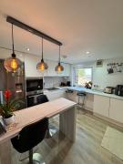 Sunset View 2BR Apartment - Beautiful London View & Free Parking