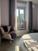 Lakeside bliss with free parking